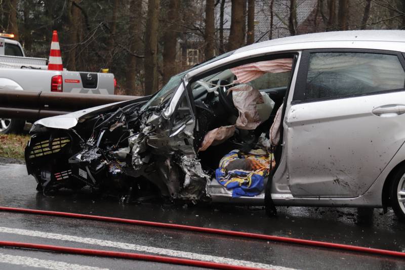 Twee auto's total loss na frontale botsing