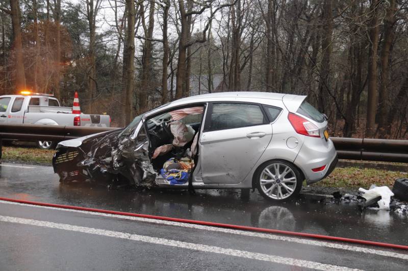 Twee auto's total loss na frontale botsing