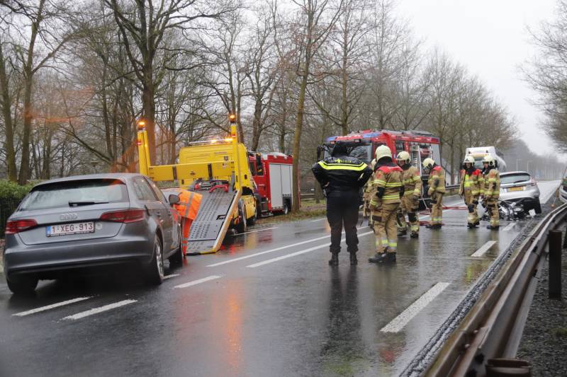 Twee auto's total loss na frontale botsing