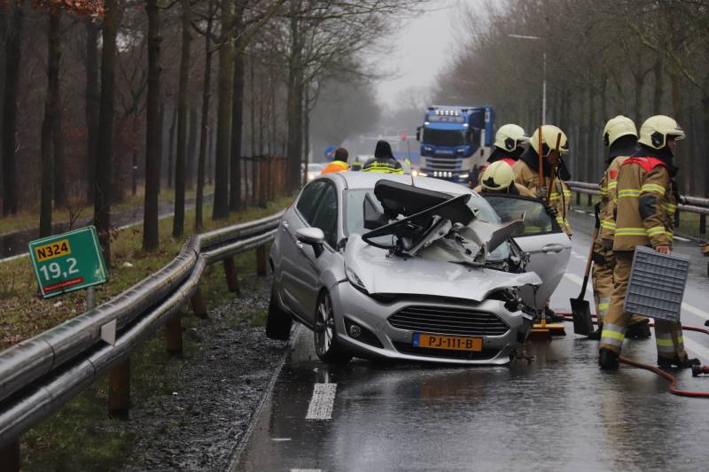 Twee auto's total loss na frontale botsing