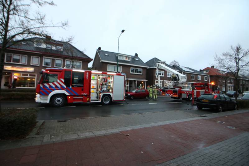 Drukke straat afgesloten door schoorsteenbrand