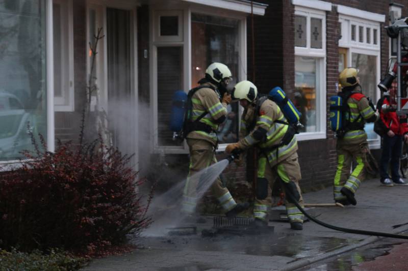 Drukke straat afgesloten door schoorsteenbrand