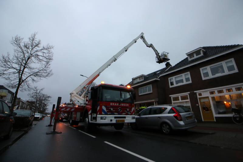 Drukke straat afgesloten door schoorsteenbrand