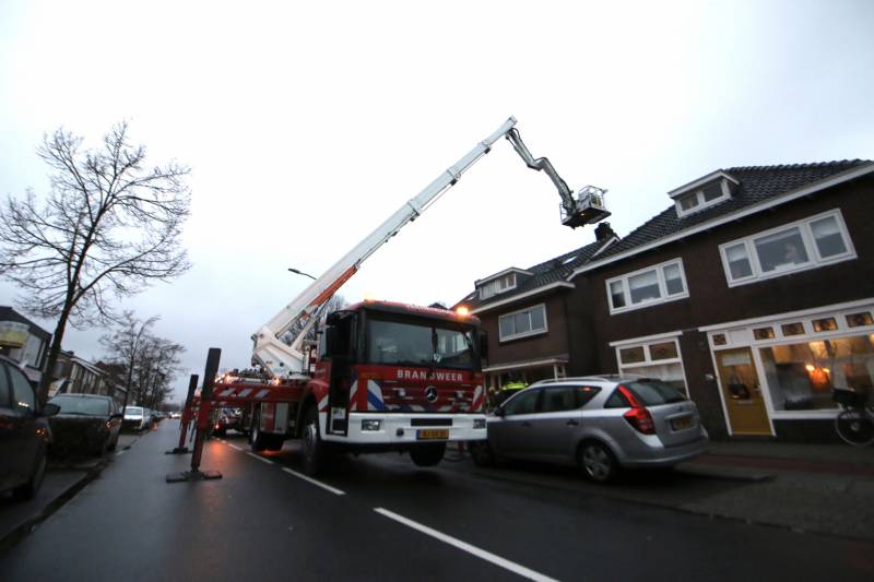 Drukke straat afgesloten door schoorsteenbrand