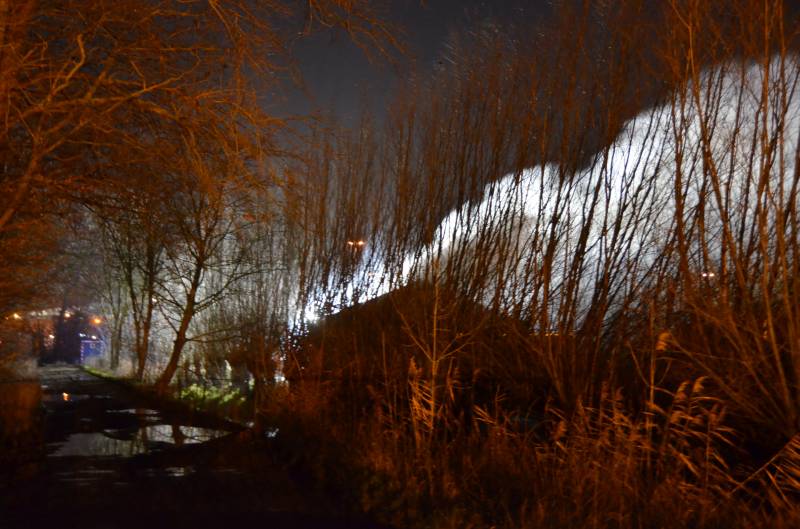 Loods voormalig vuurwerkproducent in brand