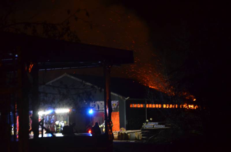 Loods voormalig vuurwerkproducent in brand