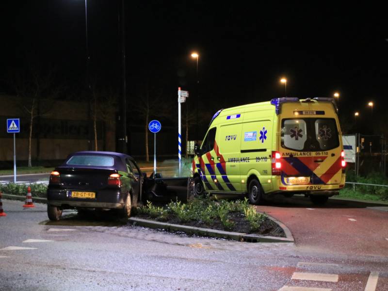 Minderjarige zonder rijbewijs verliest macht over het stuur en ramt lantaarnpaal