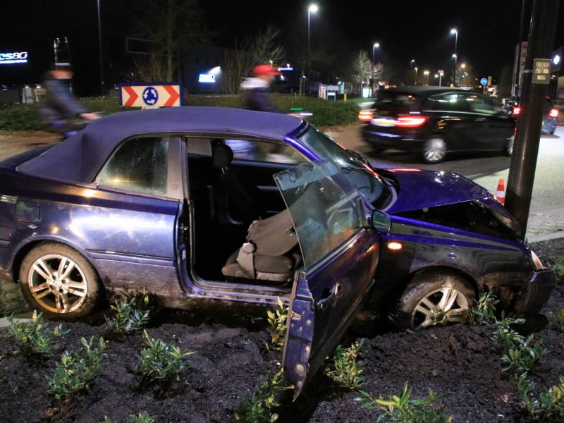 Minderjarige zonder rijbewijs verliest macht over het stuur en ramt lantaarnpaal
