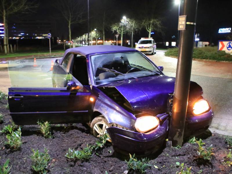 Minderjarige zonder rijbewijs verliest macht over het stuur en ramt lantaarnpaal