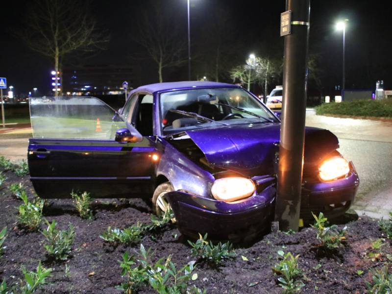 Minderjarige zonder rijbewijs verliest macht over het stuur en ramt lantaarnpaal