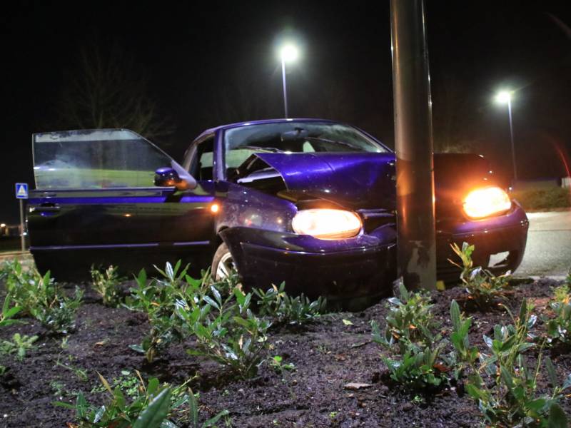 Minderjarige zonder rijbewijs verliest macht over het stuur en ramt lantaarnpaal