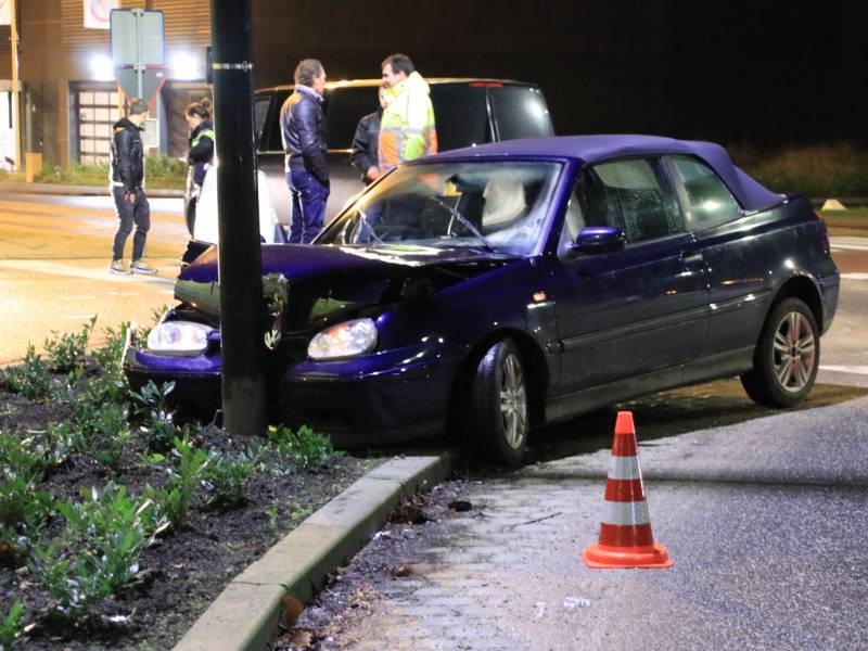Minderjarige zonder rijbewijs verliest macht over het stuur en ramt lantaarnpaal