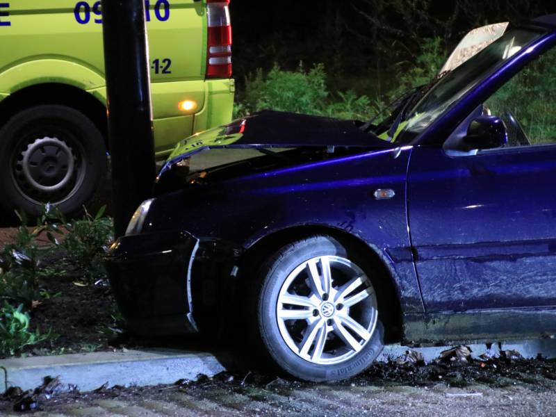 Minderjarige zonder rijbewijs verliest macht over het stuur en ramt lantaarnpaal