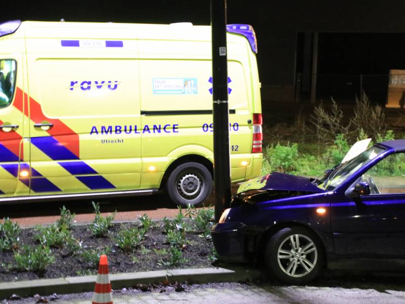 Minderjarige zonder rijbewijs verliest macht over het stuur en ramt lantaarnpaal