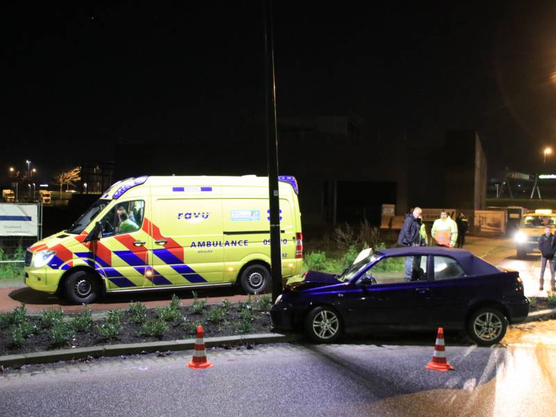 Minderjarige zonder rijbewijs verliest macht over het stuur en ramt lantaarnpaal