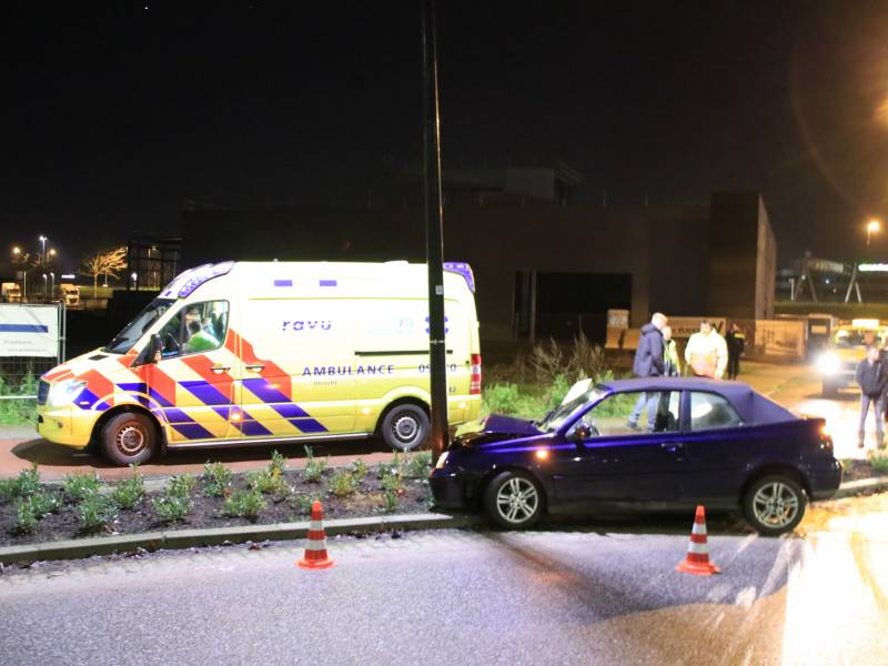 Minderjarige zonder rijbewijs verliest macht over het stuur en ramt lantaarnpaal