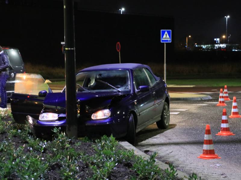 Minderjarige zonder rijbewijs verliest macht over het stuur en ramt lantaarnpaal