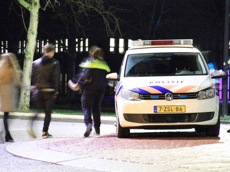 Minderjarige zonder rijbewijs verliest macht over het stuur en ramt lantaarnpaal