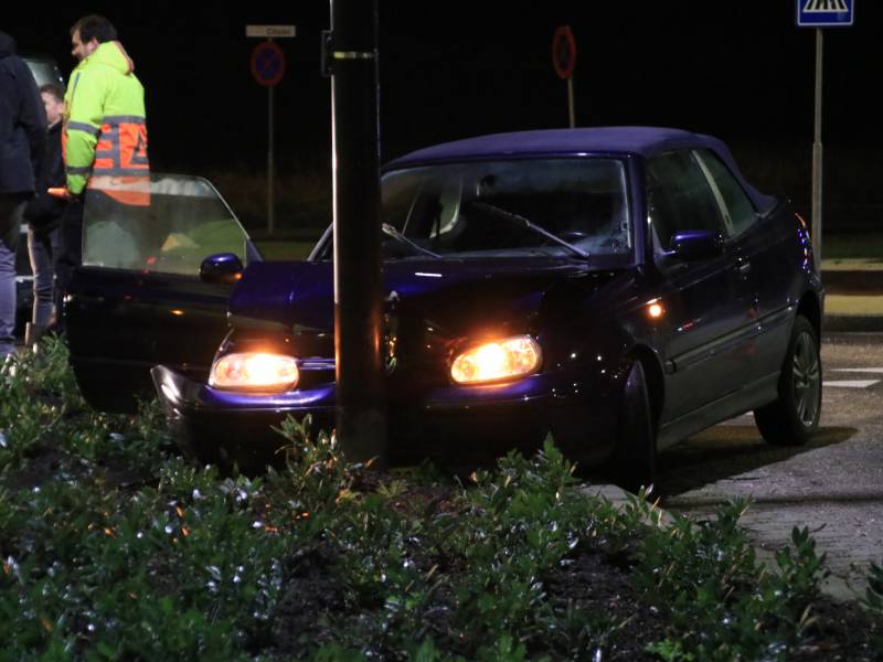 Minderjarige zonder rijbewijs verliest macht over het stuur en ramt lantaarnpaal