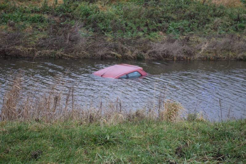 Opnieuw auto in de sloot op afrit