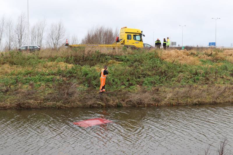 Opnieuw auto in de sloot op afrit