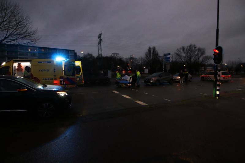 Personenauto schept wielrenner