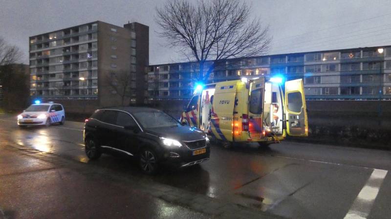 Personenauto schept wielrenner