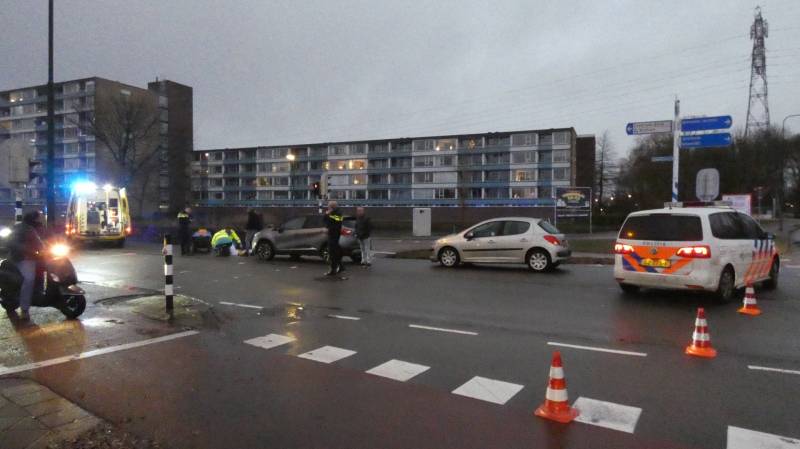 Personenauto schept wielrenner