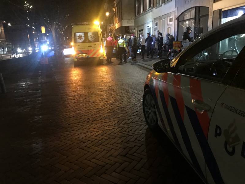 Maaltijdbezorger botst op auto