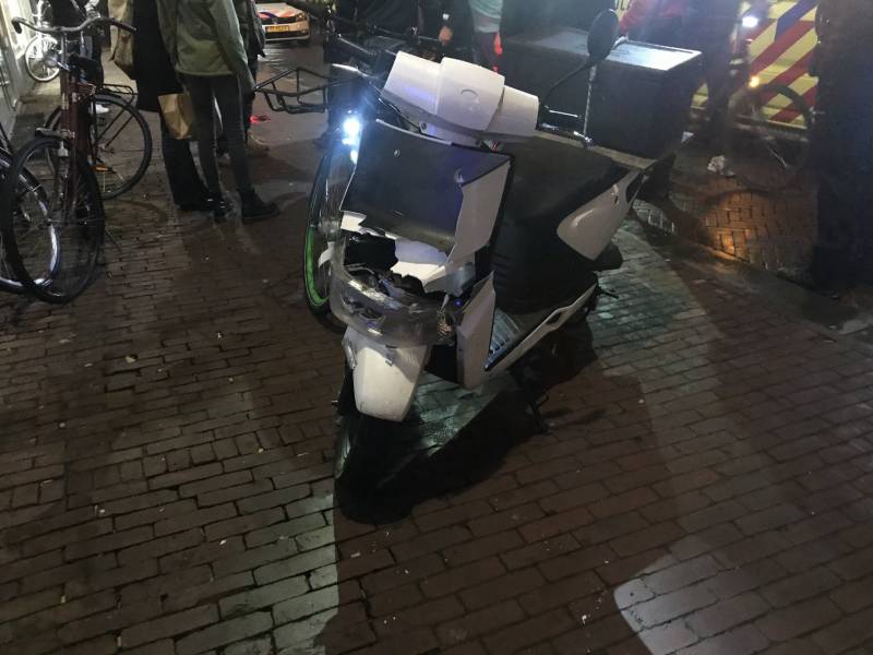 Maaltijdbezorger botst op auto