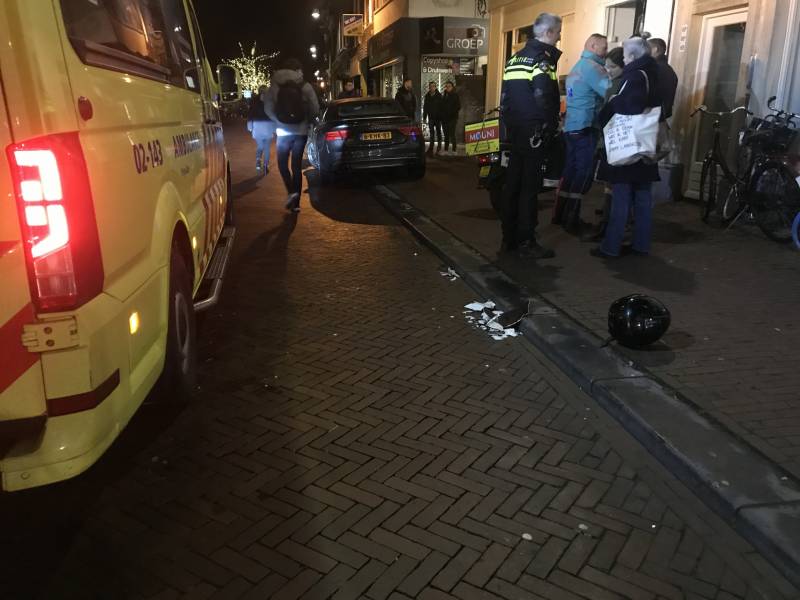 Maaltijdbezorger botst op auto