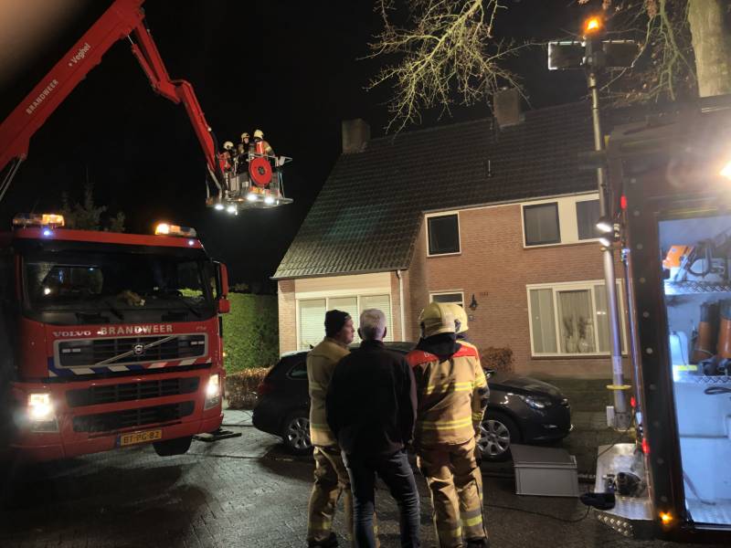 Brandweer veegt schoorsteen na brand