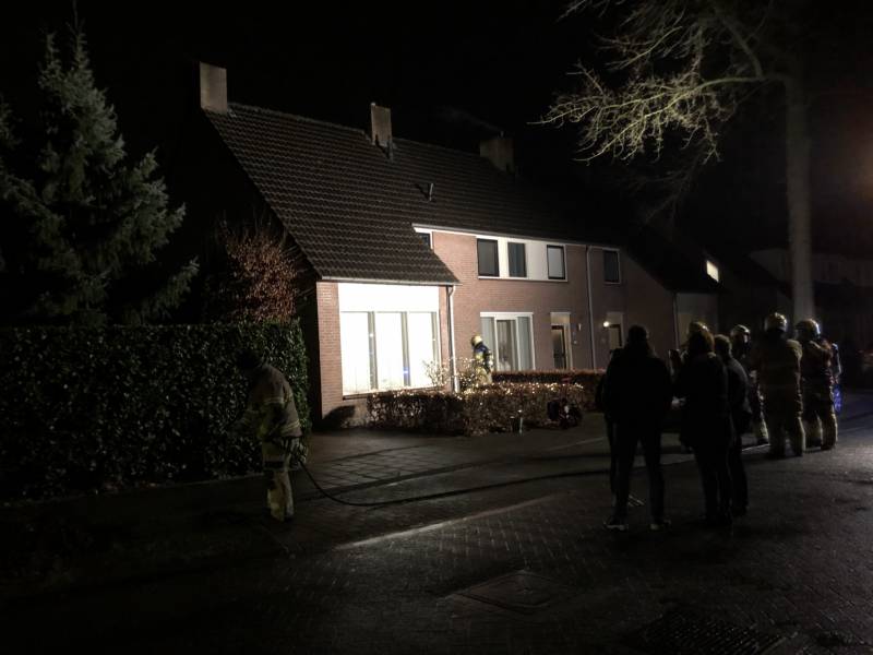 Brandweer veegt schoorsteen na brand