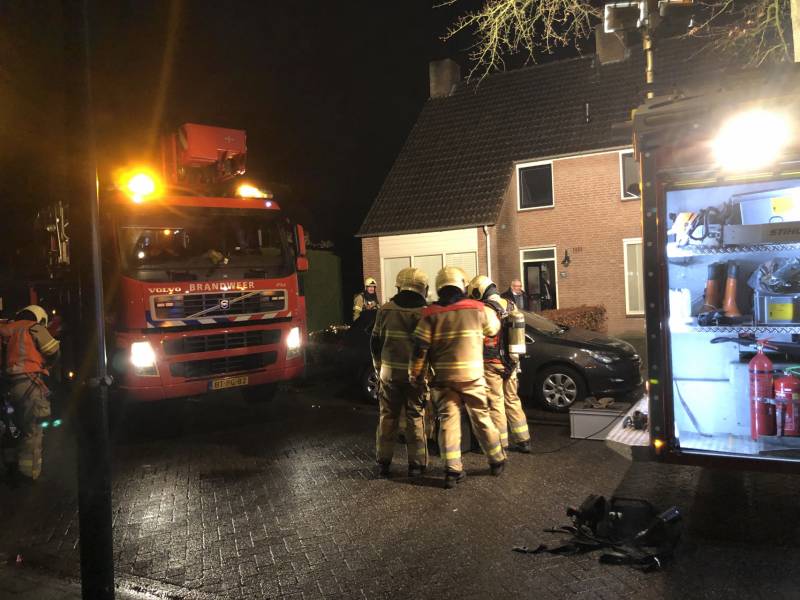 Brandweer veegt schoorsteen na brand