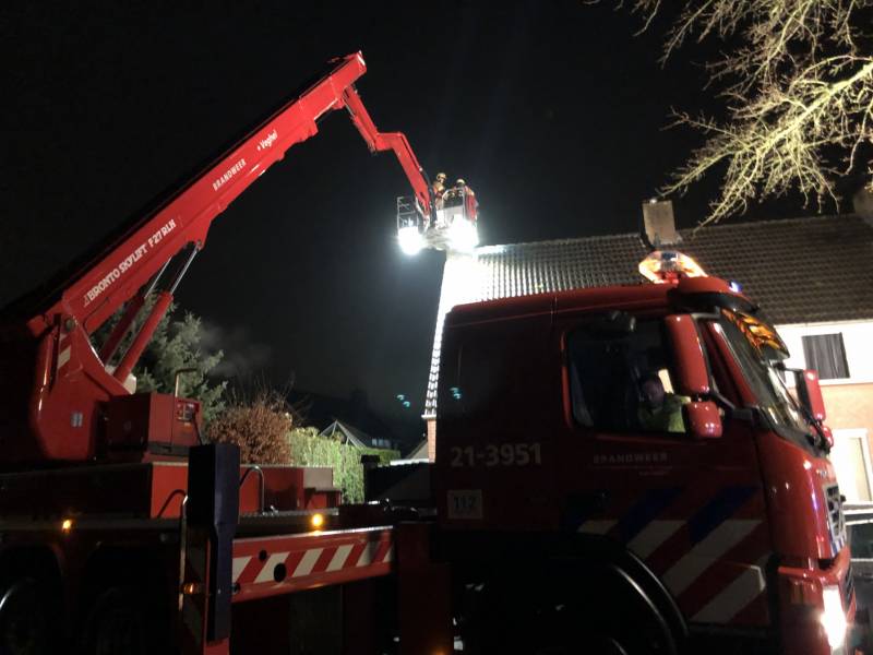 Brandweer veegt schoorsteen na brand