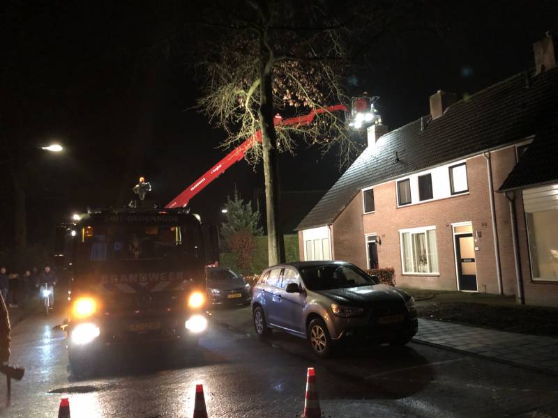 Brandweer veegt schoorsteen na brand