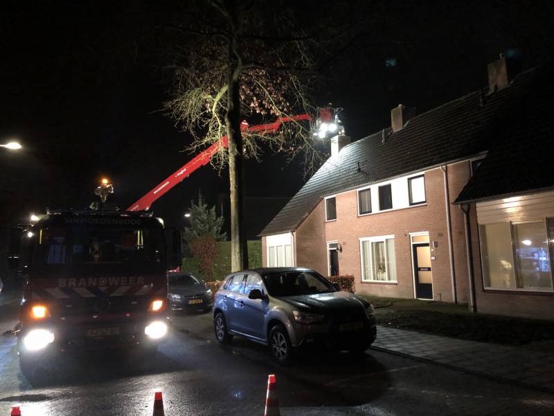 Brandweer veegt schoorsteen na brand