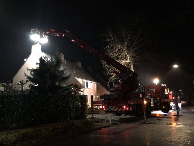 Brandweer veegt schoorsteen na brand
