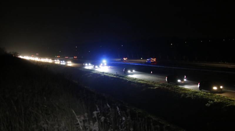 Automobilist ramt vangrail in middenberm