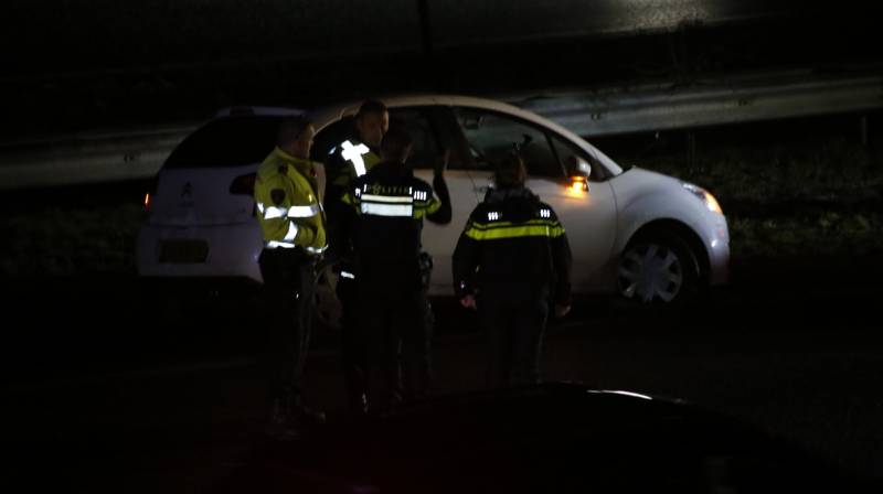 Automobilist ramt vangrail in middenberm