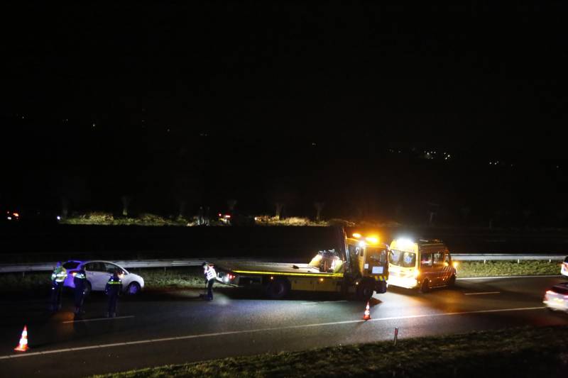 Automobilist ramt vangrail in middenberm