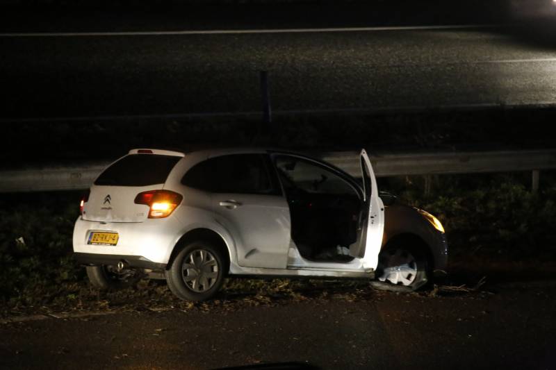 Automobilist ramt vangrail in middenberm