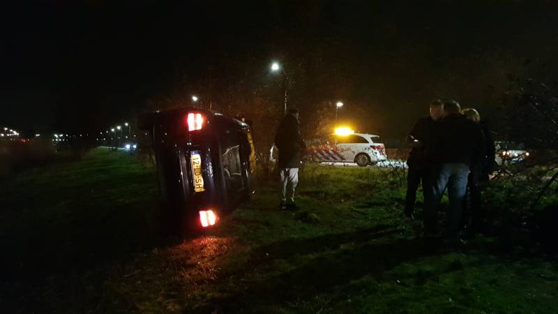 Automobilist verliest macht over het stuur en belandt met auto op de zijkant