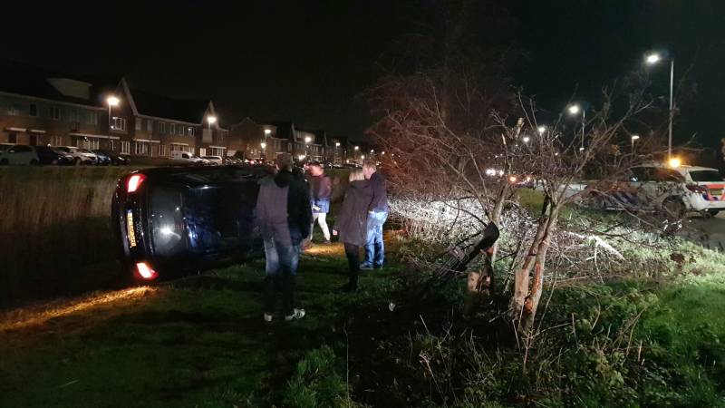 Automobilist verliest macht over het stuur en belandt met auto op de zijkant
