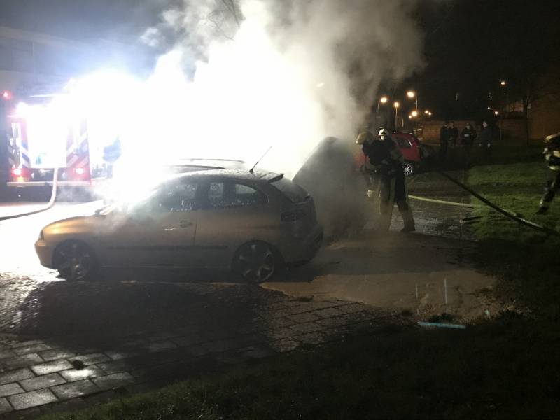 Brand in geparkeerde auto