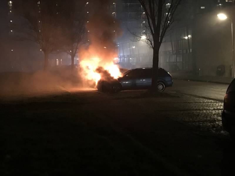 Brand in geparkeerde auto