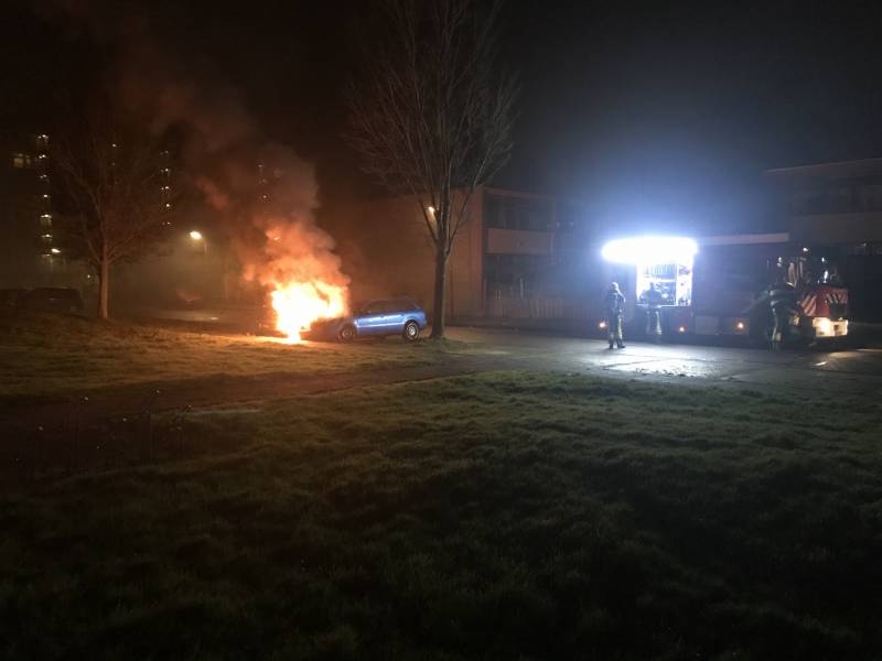 Brand in geparkeerde auto