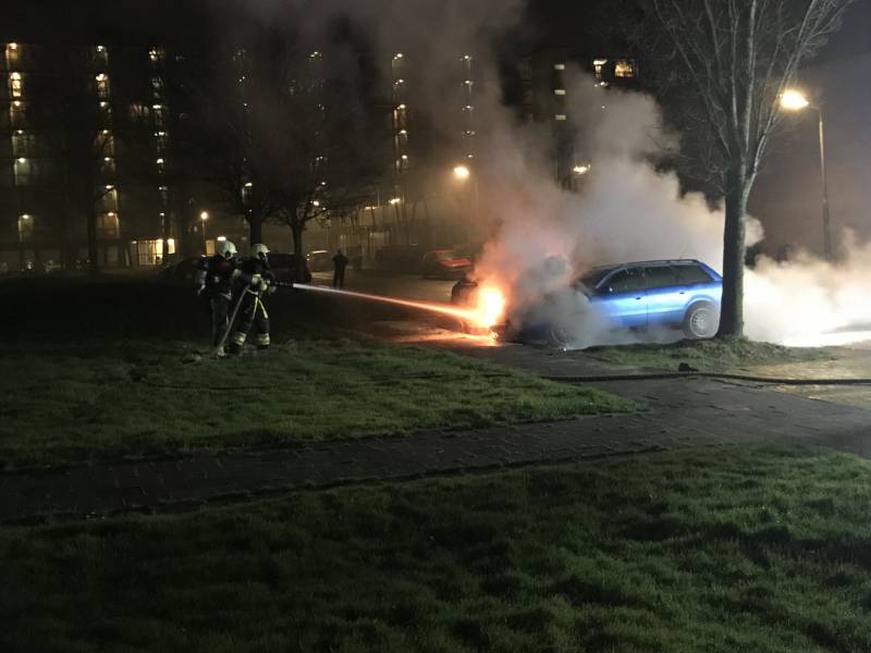 Brand in geparkeerde auto