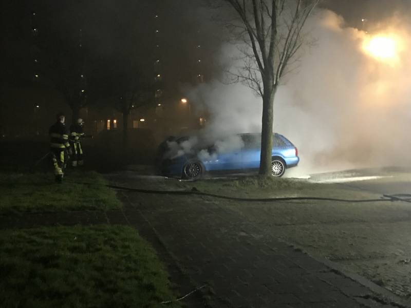 Brand in geparkeerde auto