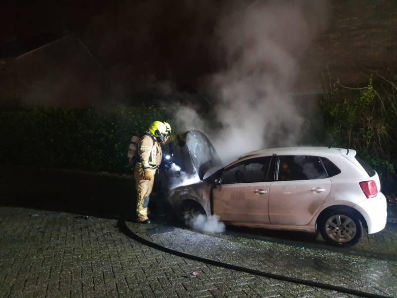 Auto verwoest door brand, politie doet onderzoek